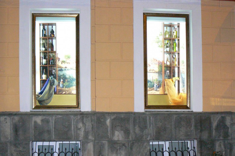 Объемные композиции в витринах для магазина вин